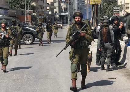 الاحتلال يقتحم بلدة حزما ومخيم قلنديا شمال القدس