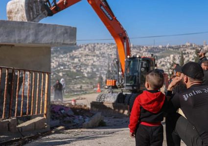 الاحتلال يجبر اربعة أشقاء من عائلة أبو الهوى على هدم أجزاء من منازلهم في الطور