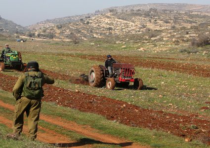 تمهيدا للاستيلاء عليها: مستوطنون يحرثون أراضي المواطنين جنوب شرق بيت لحم