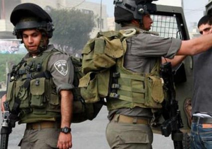 الاحتلال يعتقل ثلاثة مواطنين بينهم طفل من حوسان