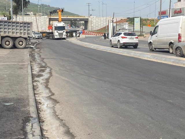 الاحتلال ينصب بوابة حديدية على تقاطع طرق يؤدي إلى أربع قرى جنوب نابلس