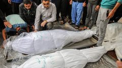 شهداء ومصابون في قصف الاحتلال خيام نازحين في دير البلح وخان يونس