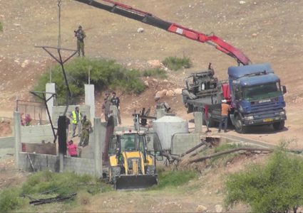 الاحتلال يفكك "بركسا" في العوجا ويستولي عليه