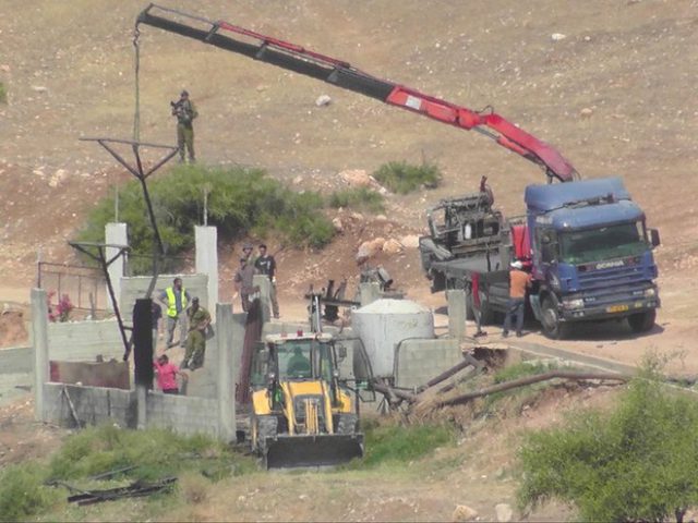 الاحتلال يفكك "بركسا" في العوجا ويستولي عليه
