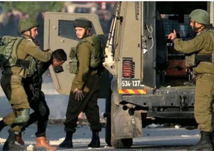 الاحتلال يعتقل 25 مواطنا من الضفة بينهم أطفال