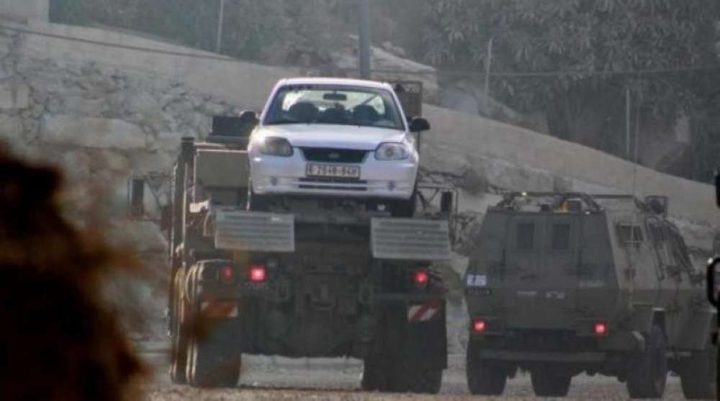الاحتلال يعتقل مواطنا من بيت أمر ويستولي على مركبة في الكرمل