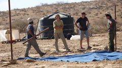 مستوطنون ينصبون أسلاكا شائكة حول مسكنين في عرب المليحات