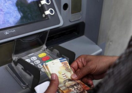 سلطة النقد: إعادة العمل بتعليمات الخصم من رواتب موظفي القطاع العام لسداد الأقساط