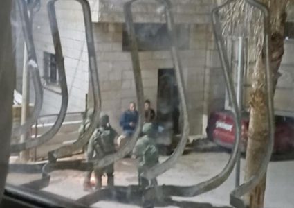 الاحتلال ينكل ويداهم منزل رئيس بلدية دير استيا