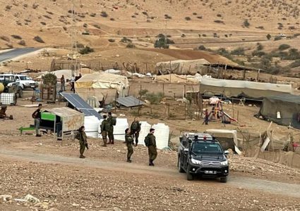 الاحتلال يجبر الكادر التعليمي بمدرسة المالح بالأغوار الشمالية على اخلائها