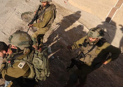 الاحتلال يعتقل 12 مواطنا من الضفة بينهم امرأة وجريح