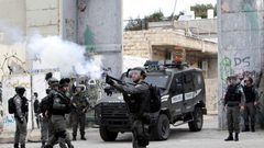 إصابات بالاختناق بين صفوف الطلبة خلال اقتحام الاحتلال بلدة الخضر