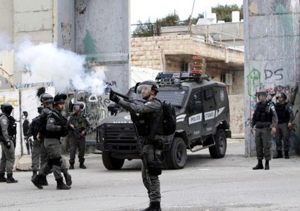 إصابات بالاختناق بين صفوف الطلبة خلال اقتحام الاحتلال بلدة الخضر