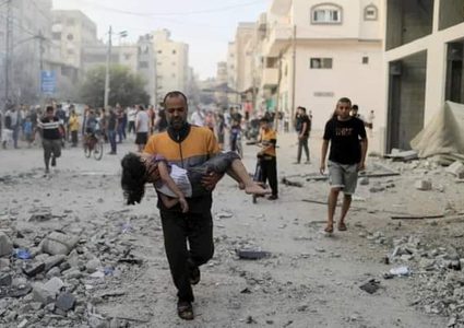 استشهاد مواطن ونجله في غارة للاحتلال على منزل وسط قطاع غزة