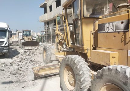 الأشغال العامة تباشر بإزالة الدمار وفتح الطرق في مخيمي طولكرم ونور شمس