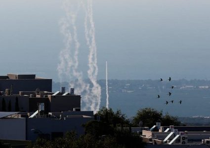 اصابة مبنى بشكل مباشر في عكا بصورايخ حزب الله