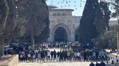 40 ألفا يؤدون صلاة الجمعة في المسجد الأقصى