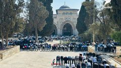 40 ألفا يؤدون صلاة الجمعة في المسجد الأقصى