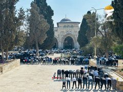 40 ألفا يؤدون صلاة الجمعة في المسجد الأقصى