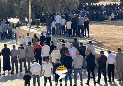 40 ألفا يؤدون صلاة الجمعة في المسجد الأقصى