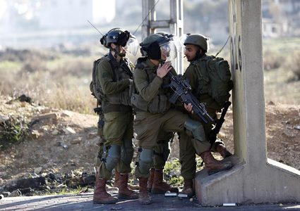 الاحتلال يعيق حركة المواطنين على حاجز حزما العسكري شمال القدس