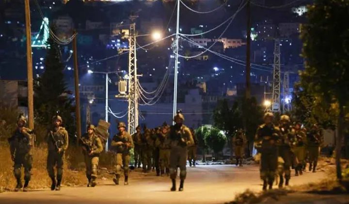 قوات الاحتلال تحتجز شابا وتواصل إغلاق بلدة اذنا