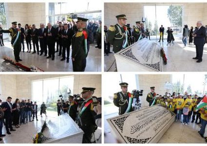 أعضاء من القيادة ومسؤولون يضعون أكاليل زهور على ضريح الشهيد عرفات
