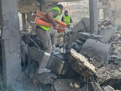 آثار الدمار الذي أحدثته غارة الاحتلال على بلدة كفر رمان جنوب لبنان.
