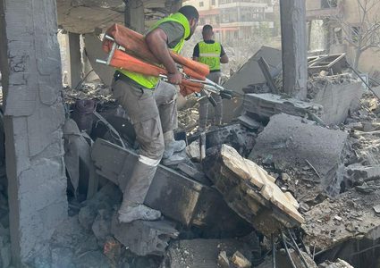 آثار الدمار الذي أحدثته غارة الاحتلال على بلدة كفر رمان جنوب لبنان.