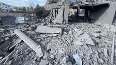 آثار الدمار الذي أحدثته غارة الاحتلال على بلدة كفر رمان جنوب لبنان.