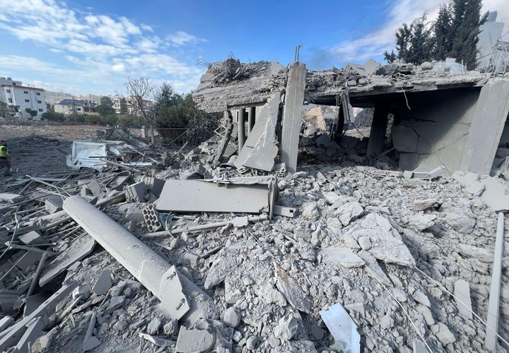 آثار الدمار الذي أحدثته غارة الاحتلال على بلدة كفر رمان جنوب لبنان.