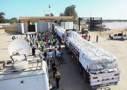 لأول مرة ..اسرائيل تفتح معبر "كيسوفيم" لإدخال مساعدات إنسانية لغزة