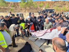 تشييع جثمان الطفلة أميرة الصباغ من قطاع غزة والتي توفيت بعيدا عن عائلتها بعد رحلة طويلة من العلاج في مستشفيات القدس حيث كانت مريضة بمرض السرطان