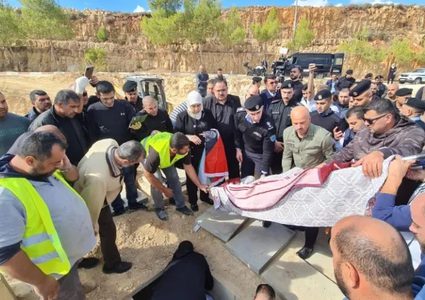 تشييع جثمان الطفلة أميرة الصباغ من قطاع غزة والتي توفيت بعيدا عن عائلتها بعد رحلة طويلة من العلاج في مستشفيات القدس حيث كانت مريضة بمرض السرطان