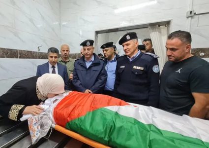 تشييع جثمان الطفلة أميرة الصباغ من قطاع غزة والتي توفيت بعيدا عن عائلتها بعد رحلة طويلة من العلاج في مستشفيات القدس حيث كانت مريضة بمرض السرطان