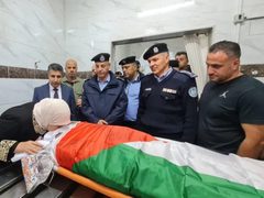 تشييع جثمان الطفلة أميرة الصباغ من قطاع غزة والتي توفيت بعيدا عن عائلتها بعد رحلة طويلة من العلاج في مستشفيات القدس حيث كانت مريضة بمرض السرطان