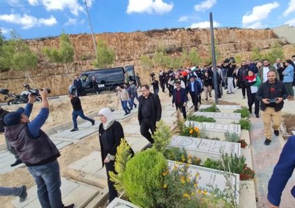 تشييع جثمان الطفلة أميرة الصباغ من قطاع غزة والتي توفيت بعيدا عن عائلتها بعد رحلة طويلة من العلاج في مستشفيات القدس حيث كانت مريضة بمرض السرطان