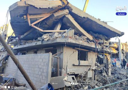 "آثار قصف الاحتلال على منزل عائلة أبو عودة بالنصيرات وسط القطاع"