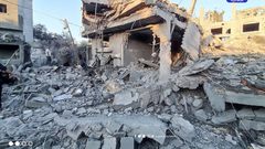 "آثار قصف الاحتلال على منزل عائلة أبو عودة بالنصيرات وسط القطاع"