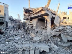 "آثار قصف الاحتلال على منزل عائلة أبو عودة بالنصيرات وسط القطاع"