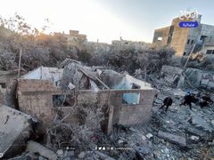 "آثار قصف الاحتلال على منزل عائلة أبو عودة بالنصيرات وسط القطاع"