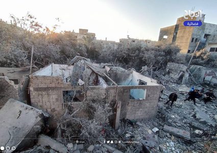 "آثار قصف الاحتلال على منزل عائلة أبو عودة بالنصيرات وسط القطاع"