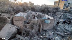 "آثار قصف الاحتلال على منزل عائلة أبو عودة بالنصيرات وسط القطاع"