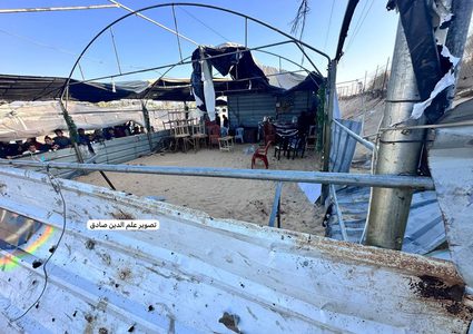 استشهد بالمجزرة 11 شهيدا بينهم أطفال.. آثار قصف الاحتلال لمقهى شمال مواصي خانيونس.