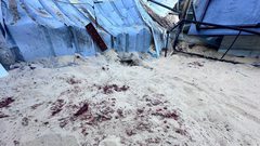 استشهد بالمجزرة 11 شهيدا بينهم أطفال.. آثار قصف الاحتلال لمقهى شمال مواصي خانيونس.