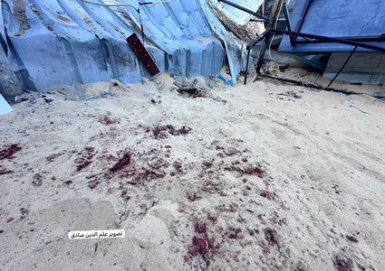 استشهد بالمجزرة 11 شهيدا بينهم أطفال.. آثار قصف الاحتلال لمقهى شمال مواصي خانيونس.