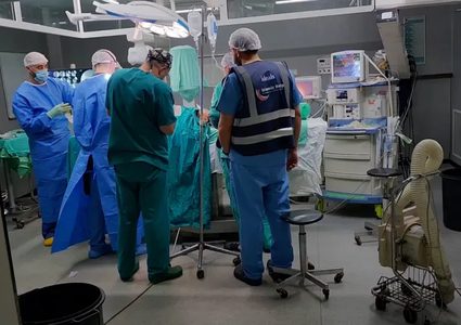 طبيب بريطاني تطوع في قطاع غزة: المسيرات الإسرائيلية تستهدف الجرحى