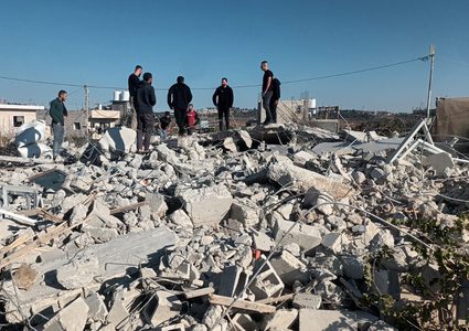 الاحتلال يهدم منزلا وبركة مياه في بيت أُمَّر شمال الخليل