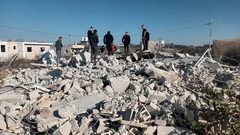 الاحتلال يهدم منزلا وبركة مياه في بيت أُمَّر شمال الخليل