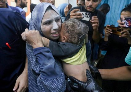 استشهاد طفل وإصابة أكثر من 20 آخرين في قصف الاحتلال لمواصي خان يونس